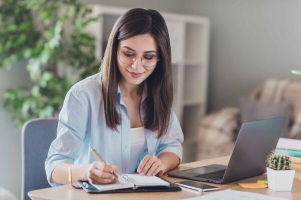 Photo,Of,Pretty,Young,Girl,Sit,Desktop,Pc,Hold,Pen